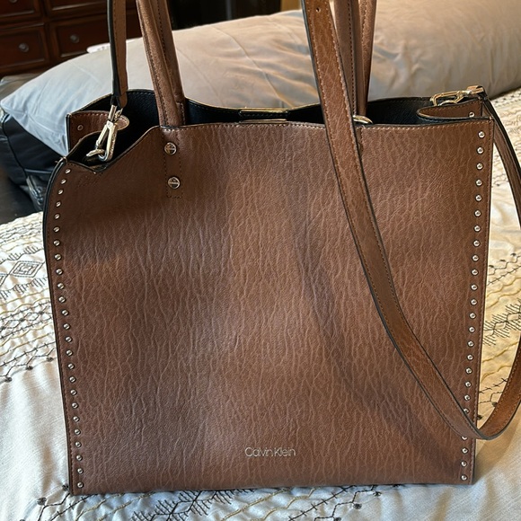 Calvin Klein Tote. Perfect for traveling - Picture 3 of 5
